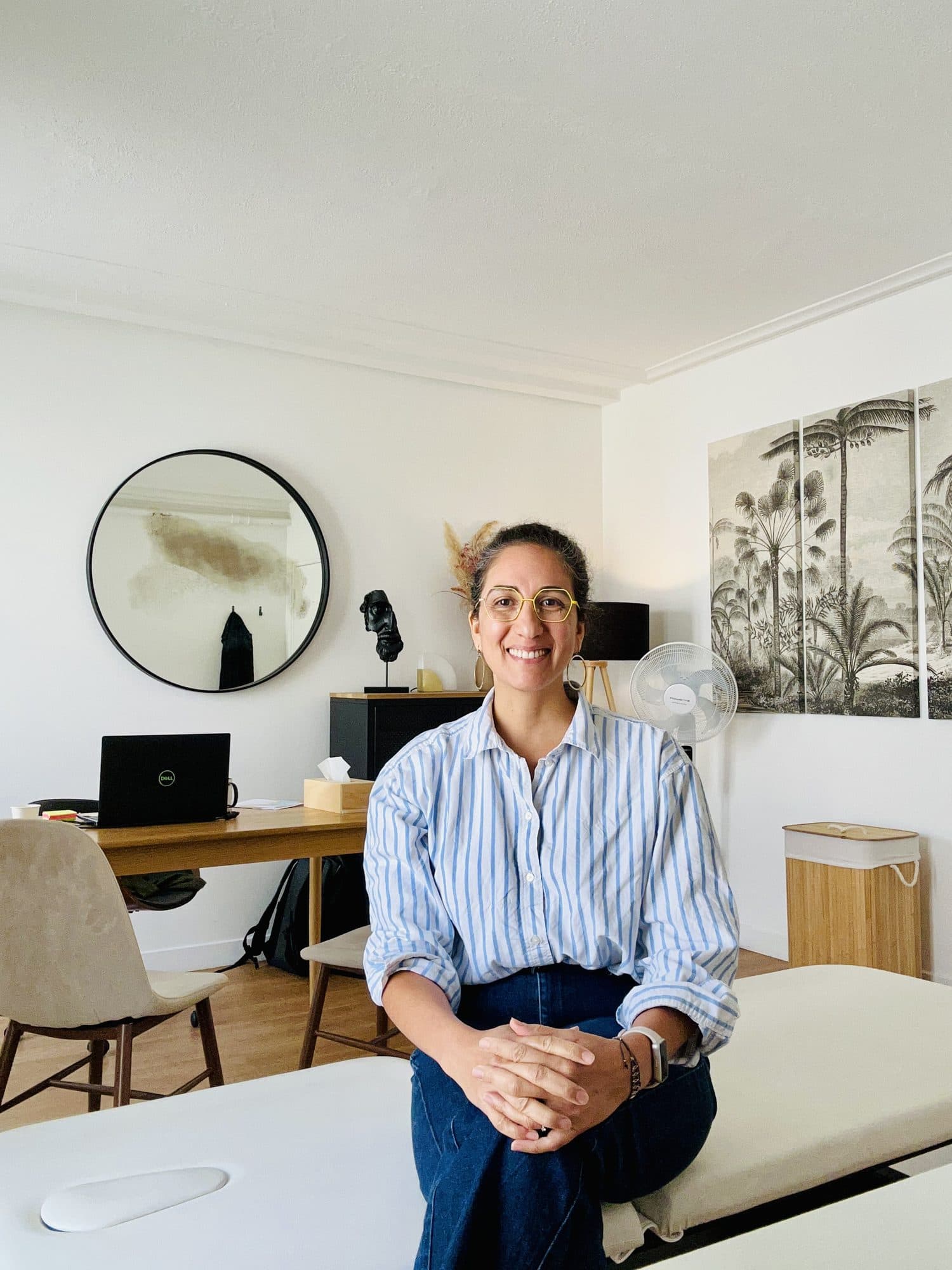 Adeline Coll, ostéopathe, souriante dans son cabinet parisien
