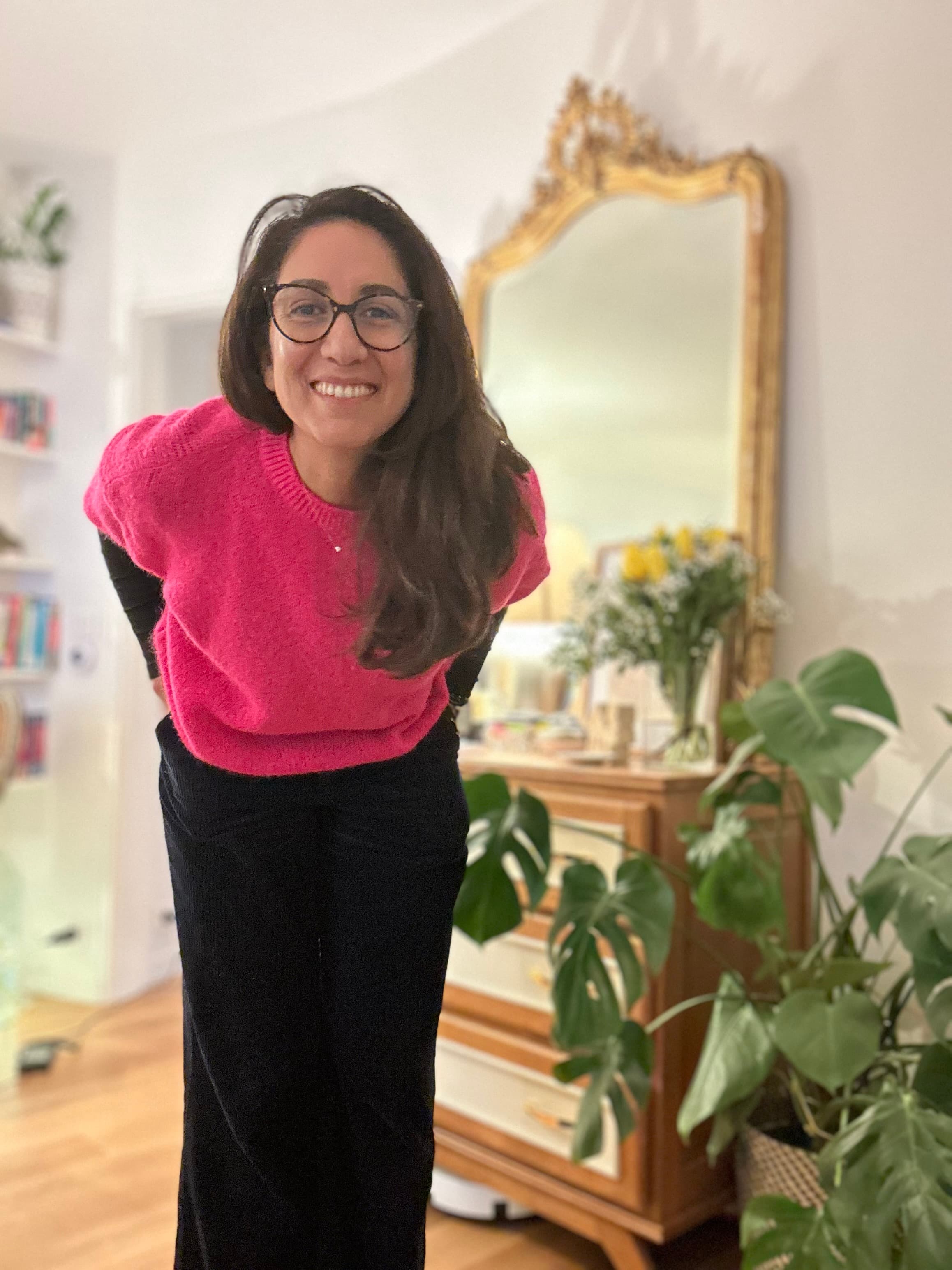 Adeline Coll, ostéopathe, souriante dans son cabinet parisien