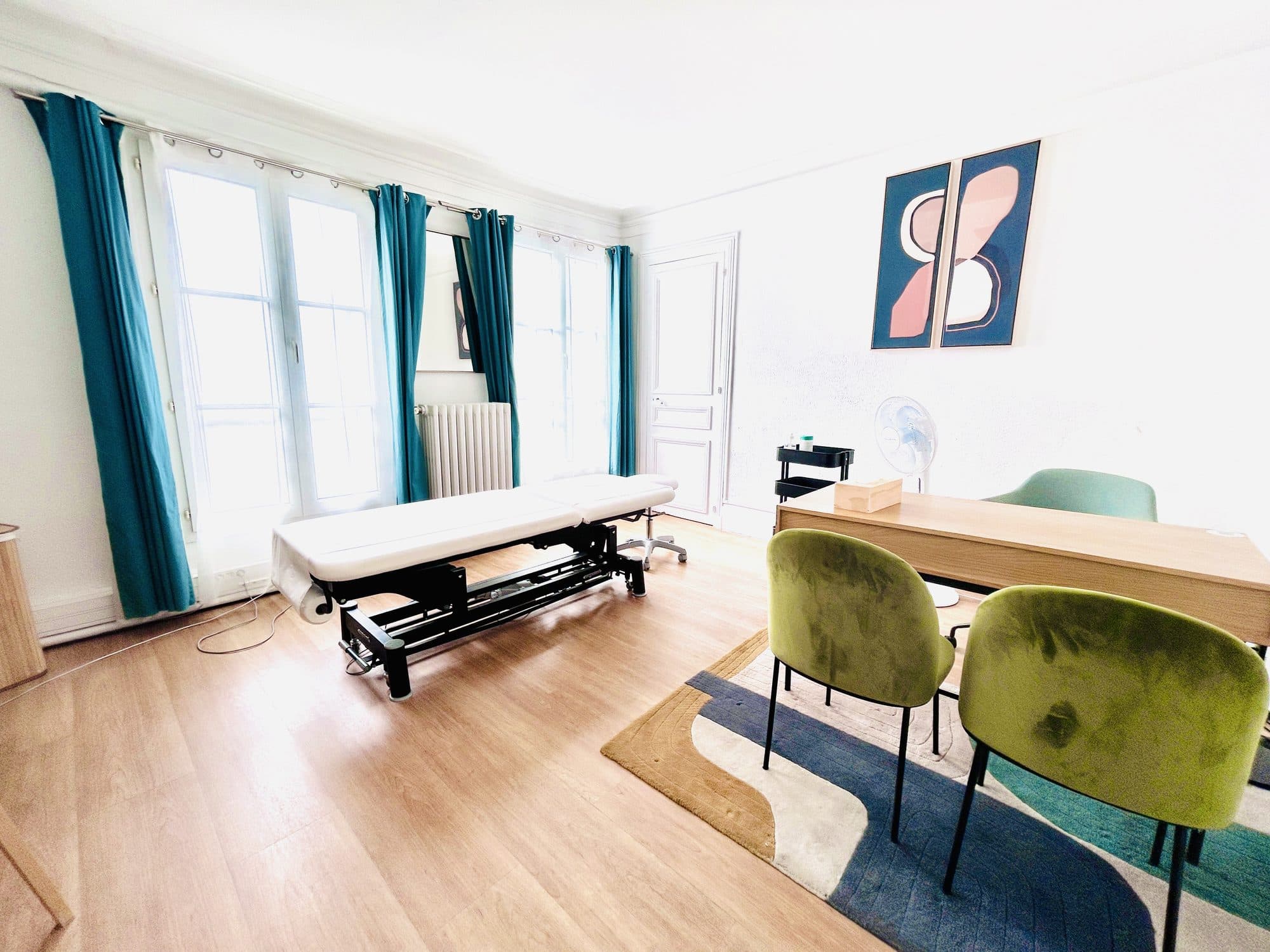 Une salle du cabinet d'Adeline Coll, ostéopathe à Paris 10e près de la République